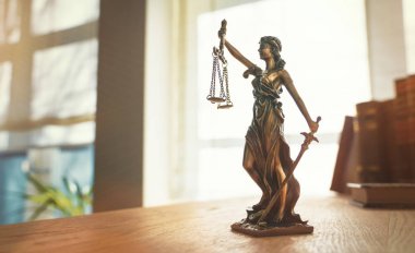 Bayan adalet heykeli