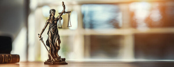 Статуя правосудия
