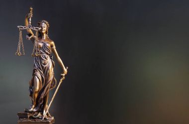 Bayan adalet heykeli