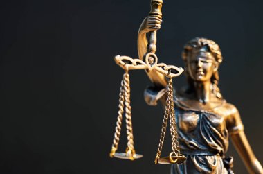 Bayan adalet heykeli