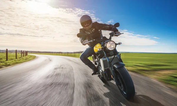 Homem em moto andando na estrada — Fotografia de Stock