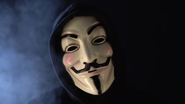 Hacker de computador anônimo usando máscara — Vídeo de Stock
