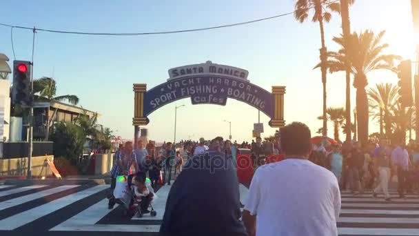 Menschen auf der Seebrücke von Santa Monica — Stockvideo