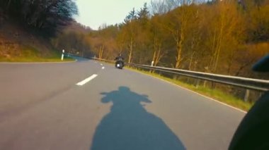 yolda sürme motosiklet üzerinde arkadaşlar