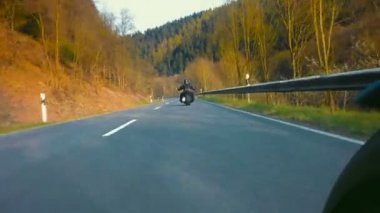 yolda sürme motosiklet üzerinde arkadaşlar