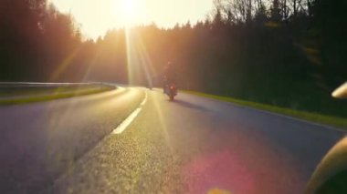 yolda sürme motosiklet üzerinde arkadaşlar