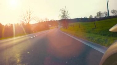 yolda sürme motosiklet üzerinde arkadaşlar