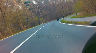 yolda sürme motosiklet üzerinde arkadaşlar