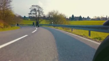 yolda sürme motosiklet üzerinde arkadaşlar