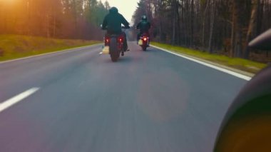 yolda sürme motosiklet üzerinde arkadaşlar