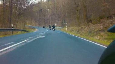 yolda sürme motosiklet üzerinde arkadaşlar
