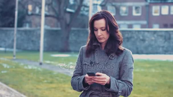 Ung affärskvinna med smartphone utanför kontoret — Stockvideo