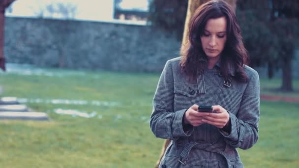 Junge Geschäftsfrau mit Smartphone außerhalb des Büros — Stockvideo