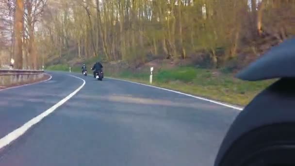 Vänner på motorcyklar ridning på vägen — Stockvideo