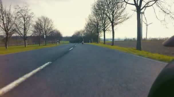 Vänner på motorcyklar ridning på vägen — Stockvideo