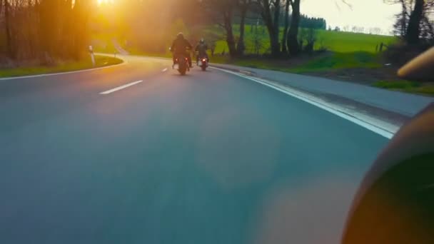 Amigos en motocicletas que conducen en la carretera — Vídeos de Stock