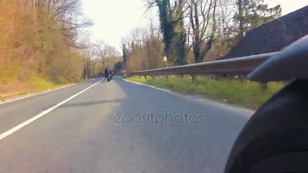 Amigos em motos andando na estrada — Vídeo de Stock