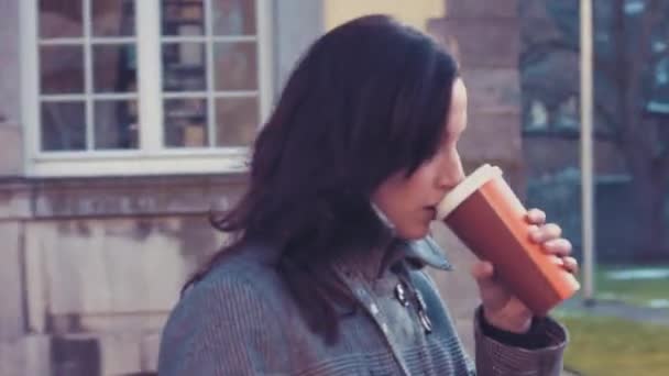 Ofis dışında smartphone ile genç iş kadını — Stok video