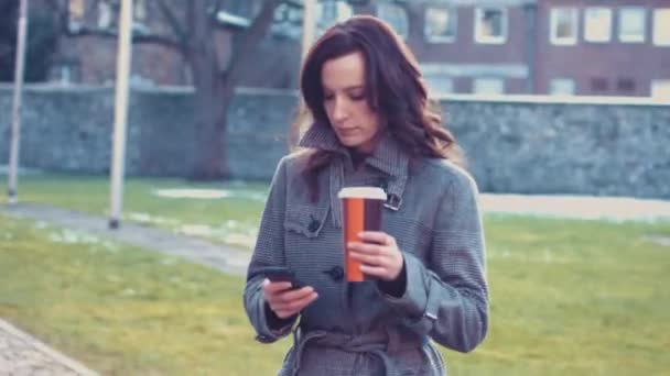 Młoda kobieta z smartphone poza biurem — Wideo stockowe