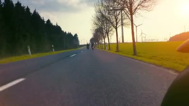 Amigos en motocicletas que conducen en la carretera — Vídeos de Stock