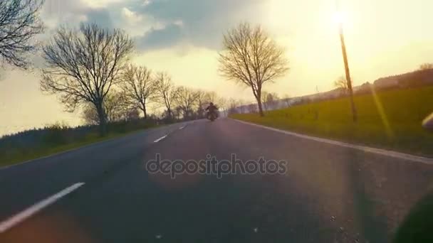 Amigos em motos andando na estrada — Vídeo de Stock