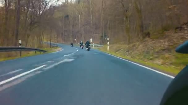 Amigos en motocicletas que conducen en la carretera — Vídeo de stock