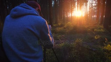 Fotoğrafçı bir resim sessiz ormanda bahar güzel parlak güneş ışınları ile alır