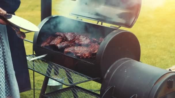 烹饪肉牛排和烤香肠 — 图库视频影像