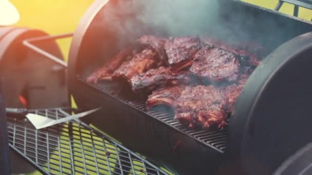 Gotowanie mięsa steki i kiełbaski z grilla — Wideo stockowe