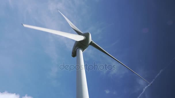 Windturbine- en landbouwgebied — Stockvideo