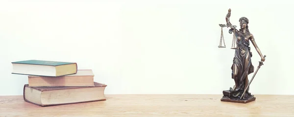 Bayan adalet heykeli