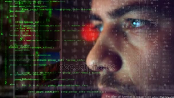 Hombre hacker trabajando en una computadora para el ataque cibernético, mientras que los personajes de código de piratería binaria verde reflejan en su cara — Vídeo de stock