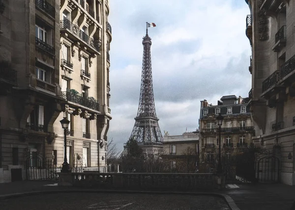 La torre Eifel en París desde una pequeña calle —  Fotos de Stock