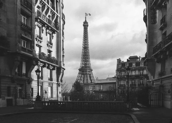 La tour de l'Eifel à Paris depuis une toute petite rue — Photo