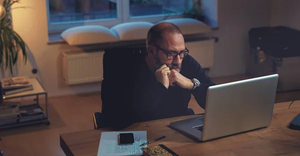 Businessman calculating finance — Stock Photo, Image