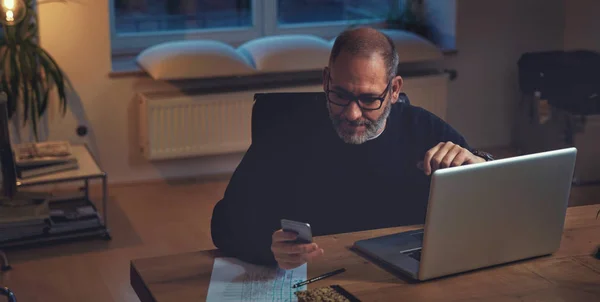 Geschäftsmann kalkuliert mit Finanzen — Stockfoto