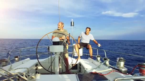 Amici su una barca a vela che si rallegrano a vicenda con una lattina di birra — Video Stock