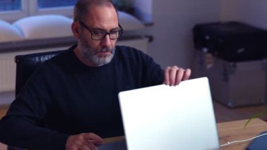 Ofiste dizüstü bilgisayar kullanan iş adamı