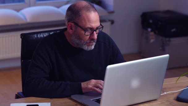 Hombre de negocios utilizando ordenador portátil en la oficina — Vídeos de Stock