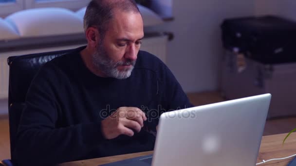 Бізнесмен використовує ноутбук в офісі — стокове відео