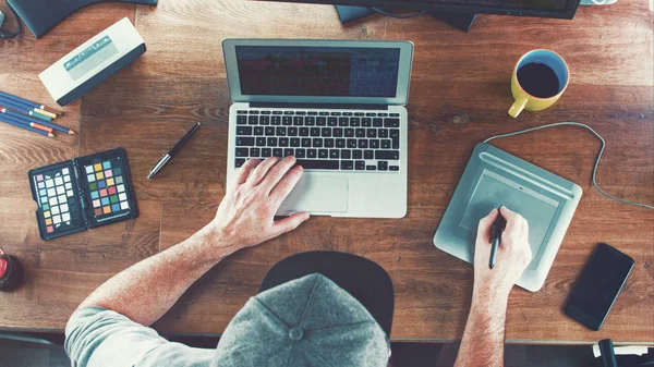 Jeune homme créatif dans son bureau — Photo