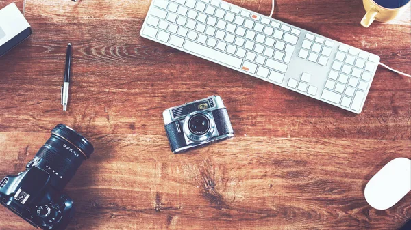 Escritório criativo com câmera na mesa — Fotografia de Stock