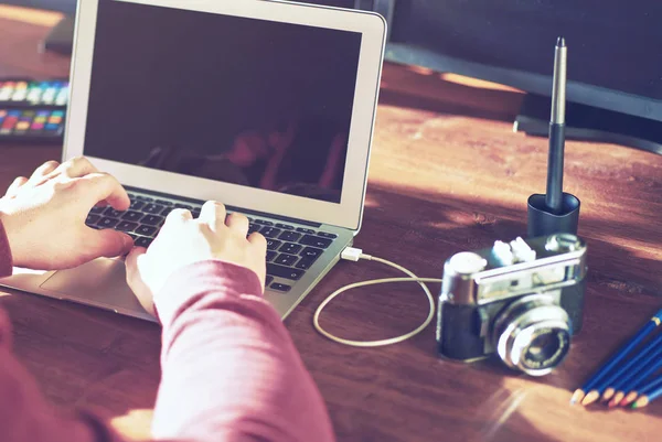 Creative mladý muž ve své kanceláři — Stock fotografie