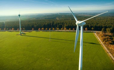Yel değirmenleri windfarm gün güneşli yaz