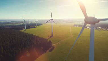Yel değirmenleri windfarm gün güneşli yaz