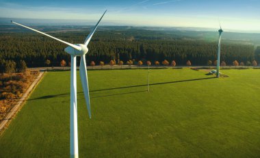 Yel değirmenleri windfarm gün güneşli yaz