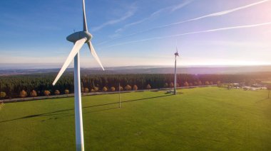 Yel değirmenleri windfarm gün güneşli yaz