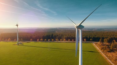 Yel değirmenleri windfarm gün güneşli yaz