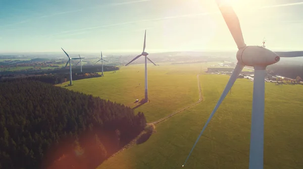 Větrné mlýny na windfarm za slunečného letního dne — Stock fotografie