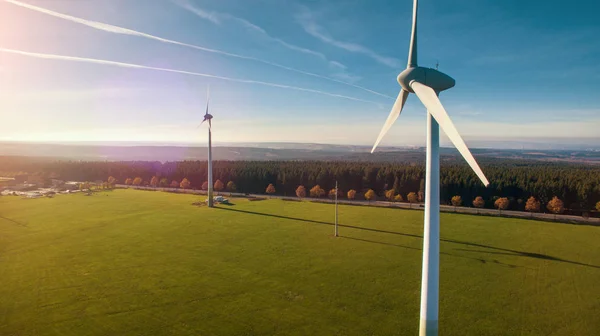 Windräder am Windpark an einem sonnigen Sommertag — Stockfoto